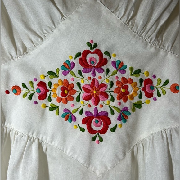 Cotton embroidered blouse 🌸🌺🌼 - Picture 2 of 4